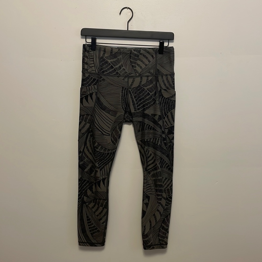 Athleta Salutation 7/8 Grey Black Patterned Pocket Leggings